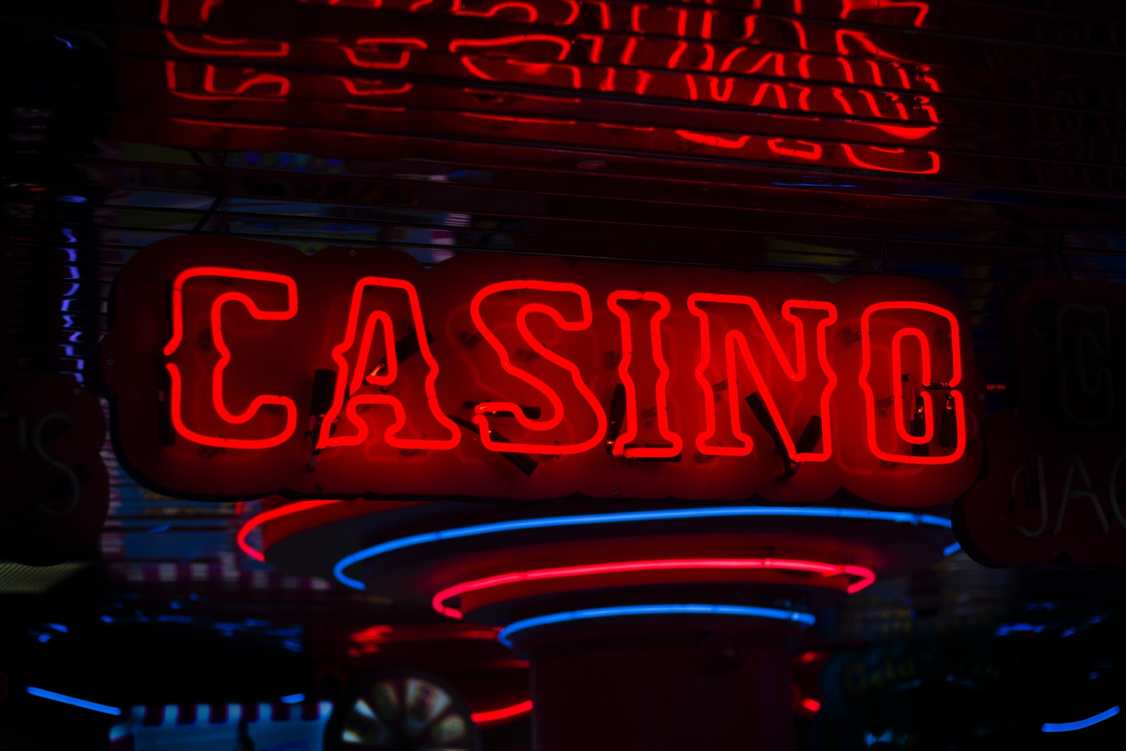 เริ่มต้นอย่างรวดเร็ว บทความจะสอนคุณ เกี่ยวกับบาคาร่า! 3 red Casino neon sign turned on