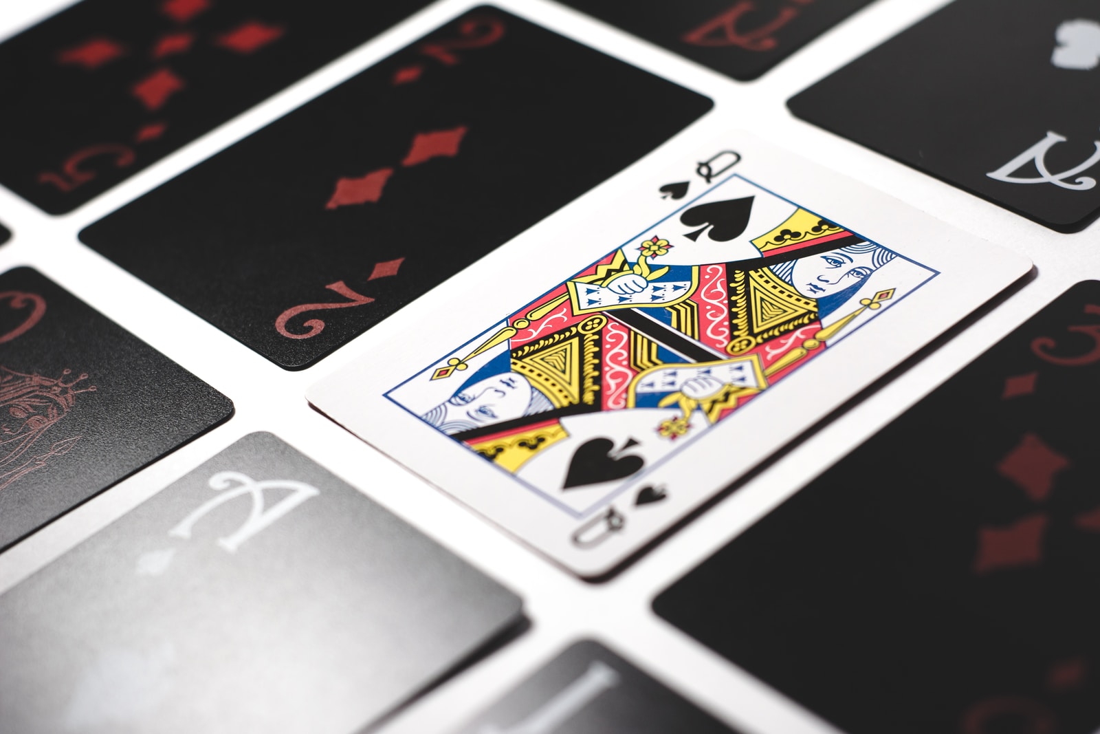 ไพ่แคงกฎของเกมจะบอกคุณ! 2 queen of spade playing card