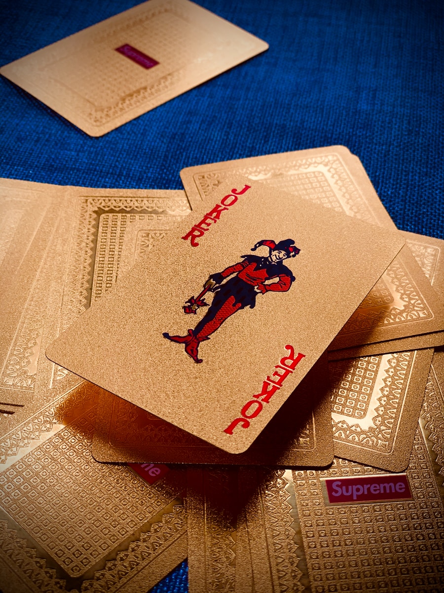 ป๊อกเด้งมันคืออะไร? วิธีการเล่น? กฎอธิบายอย่างครบถ้วน! 4 beige Joker playing card lot