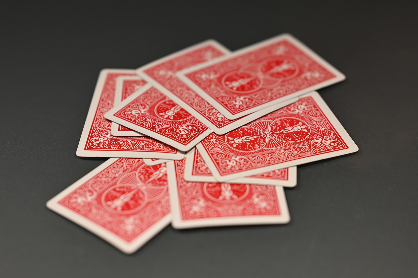 ไพ่แคง เกมมือถือยอดนิยมที่ใครหลายคนหลงรัก 1 red and white playing cards