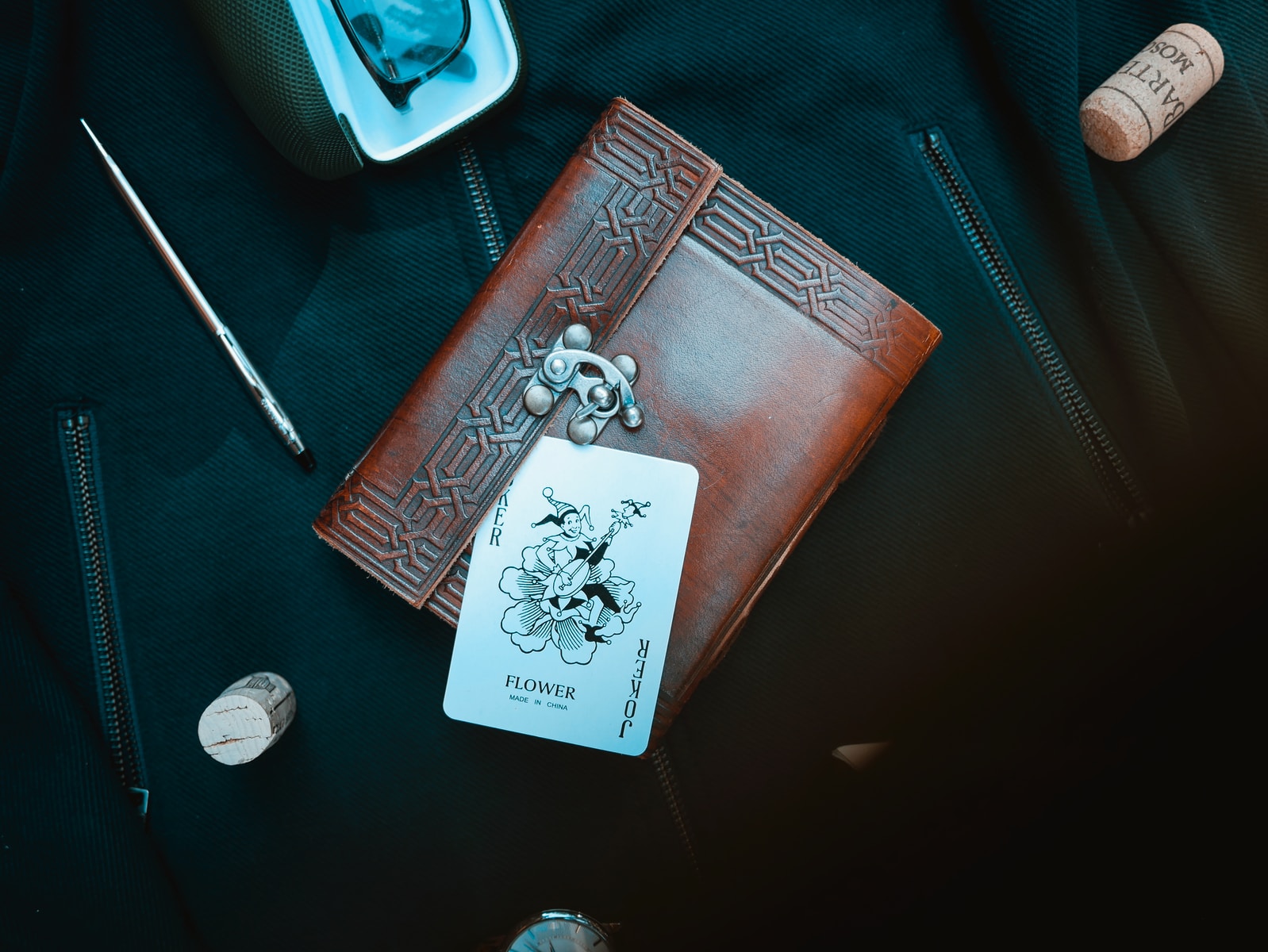 ไพ่แคง ต้องการรายละเอียดอะไรบ้าง? 3 joker playing card on brown purse