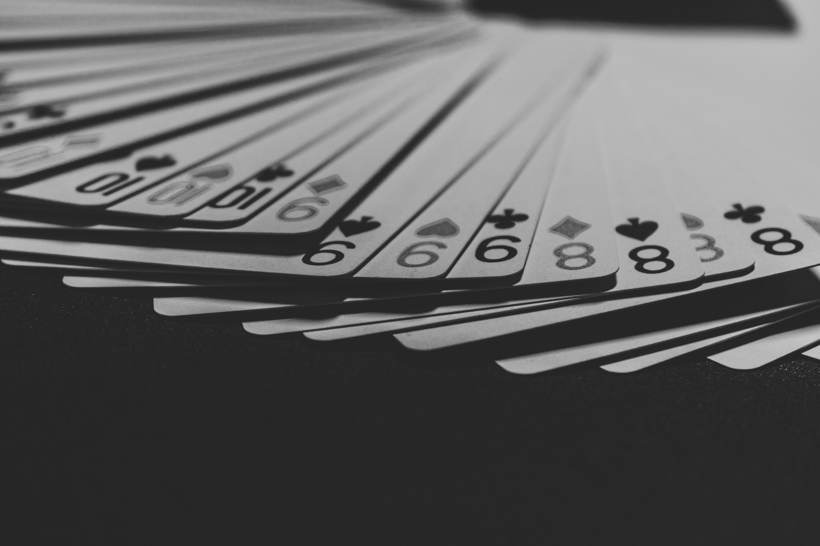 grayscale photo of a fanned playing cardป๊อกเด้ง